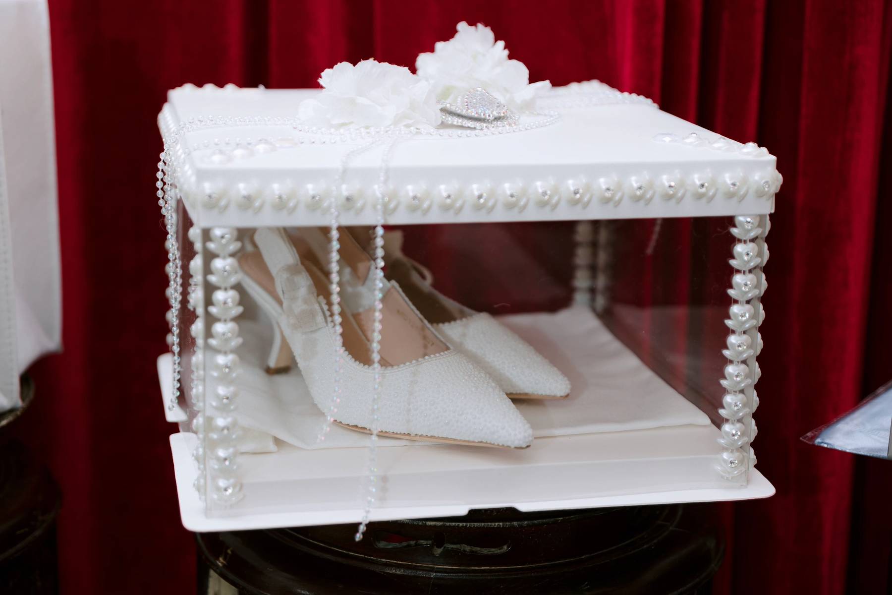 Triệu người lần đầu thấy cô gái Việt lấy chồng Mông Cổ: 12 tráp ăn hỏi, sinh lễ có giày hiệu, tiền, vàng- Ảnh 9. Triệu người lần đầu thấy cô gái Việt lấy chồng Mông Cổ: 12 tráp ăn hỏi, sinh lễ có giày hiệu, tiền, vàng- Ảnh 9.