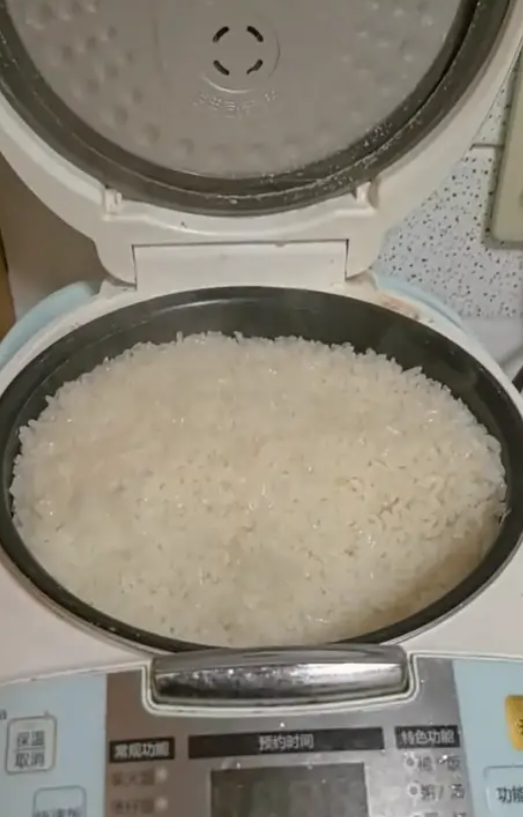 Chiếc nồi cơm ng&agrave;y cuối năm khiến 1 b&agrave; mẹ bị ch&ecirc; tr&aacute;ch dữ dội, h&agrave;ng ngh&igrave;n cư d&acirc;n mạng b&igrave;nh luận: "T&ocirc;i thấy thương cho con chị!"- Ảnh 1.