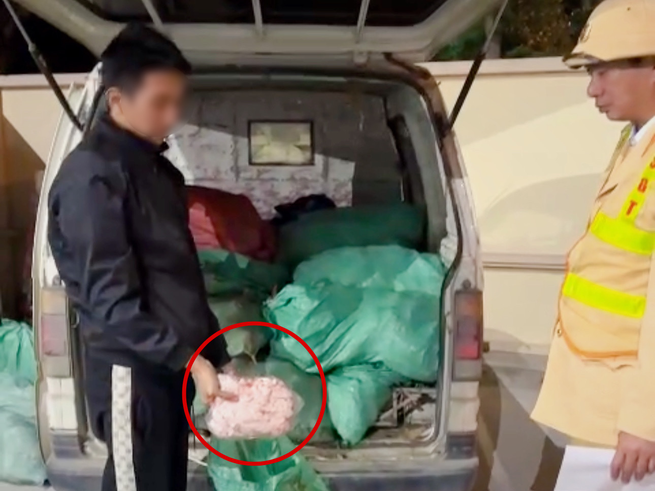 B&iacute; mật b&ecirc;n trong 26 bao tải tr&ecirc;n chiếc xe &ldquo;su c&oacute;c&rdquo; chạy xuy&ecirc;n đ&ecirc;m hướng về nội th&agrave;nh H&agrave; Nội: Thứ được chở b&ecirc;n trong g&acirc;y r&ugrave;ng m&igrave;nh- Ảnh 2.