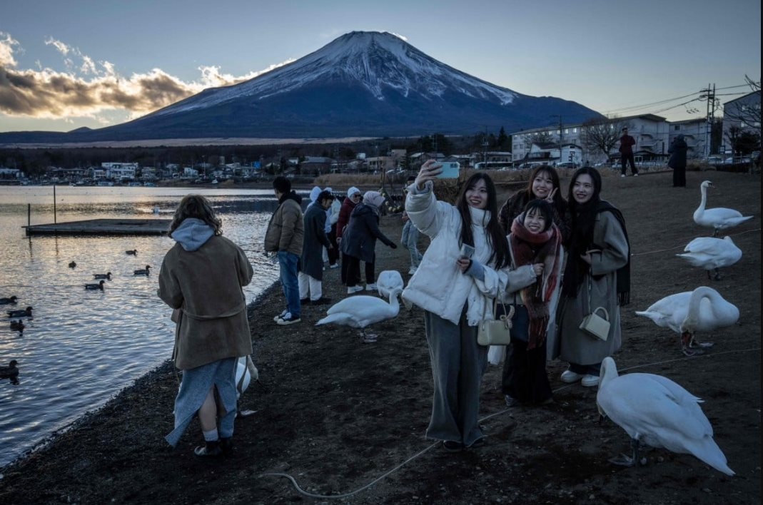 Buồn của Nhật Bản: Nguy cơ mất vị thế nền kinh tế lớn thứ 4 thế giới v&agrave;o tay 1 quốc gia tỷ d&acirc;n, chật vật giải h&agrave;ng loạt b&agrave;i to&aacute;n h&oacute;c b&uacute;a- Ảnh 1.