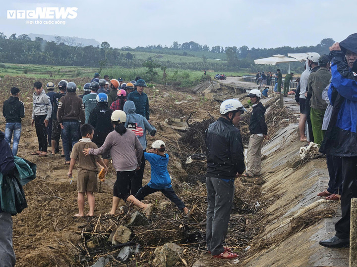 Cận cảnh hiện trường vụ sập bờ k&egrave; l&agrave;m 4 người tử vong ở Đắk Lắk- Ảnh 2.