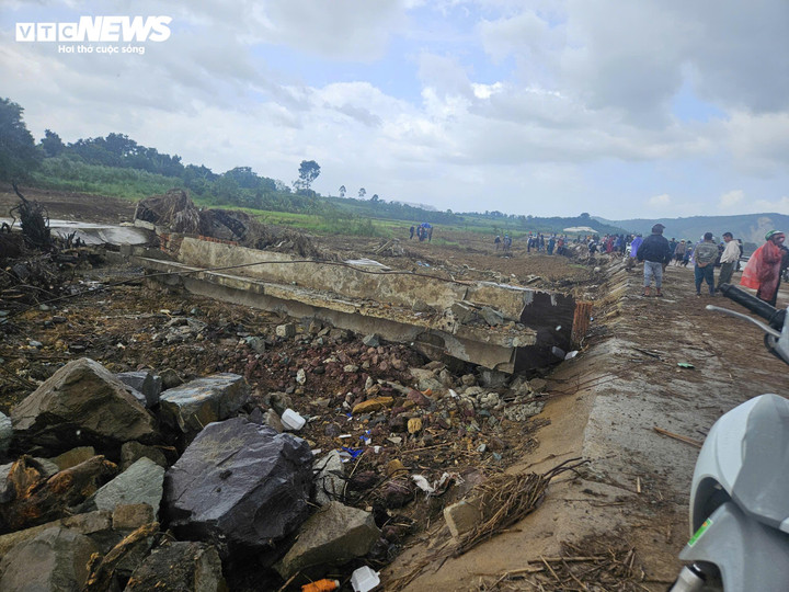 Cận cảnh hiện trường vụ sập bờ k&egrave; l&agrave;m 4 người tử vong ở Đắk Lắk- Ảnh 9.
