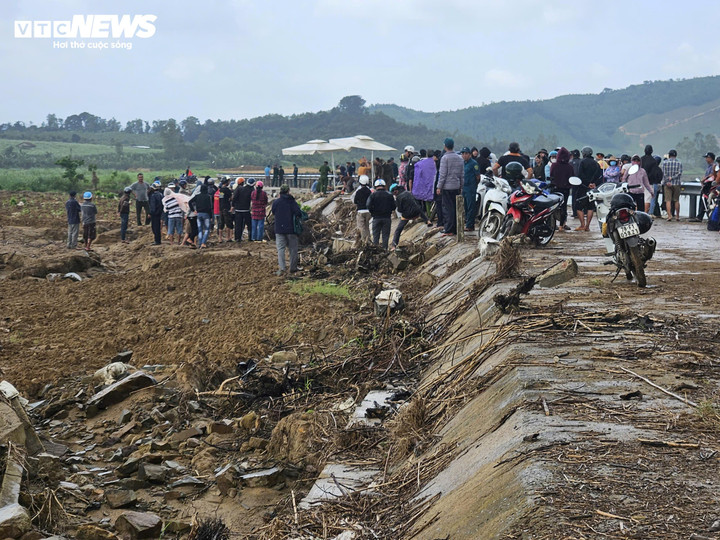 Cận cảnh hiện trường vụ sập bờ k&egrave; l&agrave;m 4 người tử vong ở Đắk Lắk- Ảnh 3.