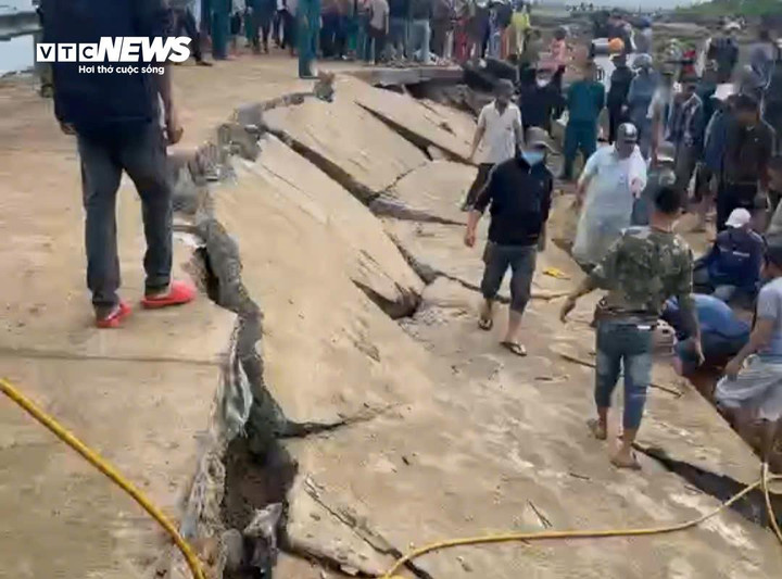 Cận cảnh hiện trường vụ sập bờ k&egrave; l&agrave;m 4 người tử vong ở Đắk Lắk- Ảnh 4.