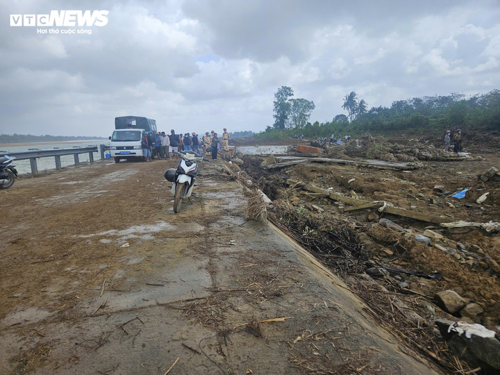 Cận cảnh hiện trường vụ sập bờ k&egrave; l&agrave;m 4 người tử vong ở Đắk Lắk- Ảnh 6.