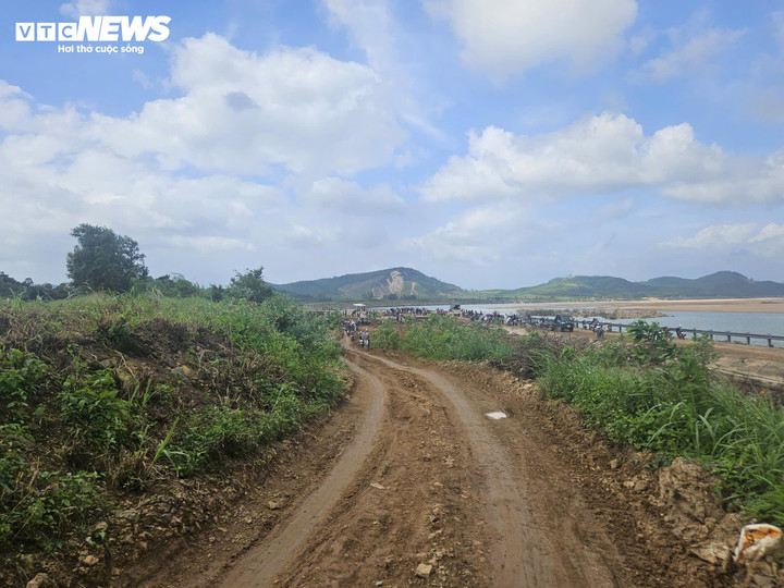 Cận cảnh hiện trường vụ sập bờ k&egrave; l&agrave;m 4 người tử vong ở Đắk Lắk- Ảnh 8.
