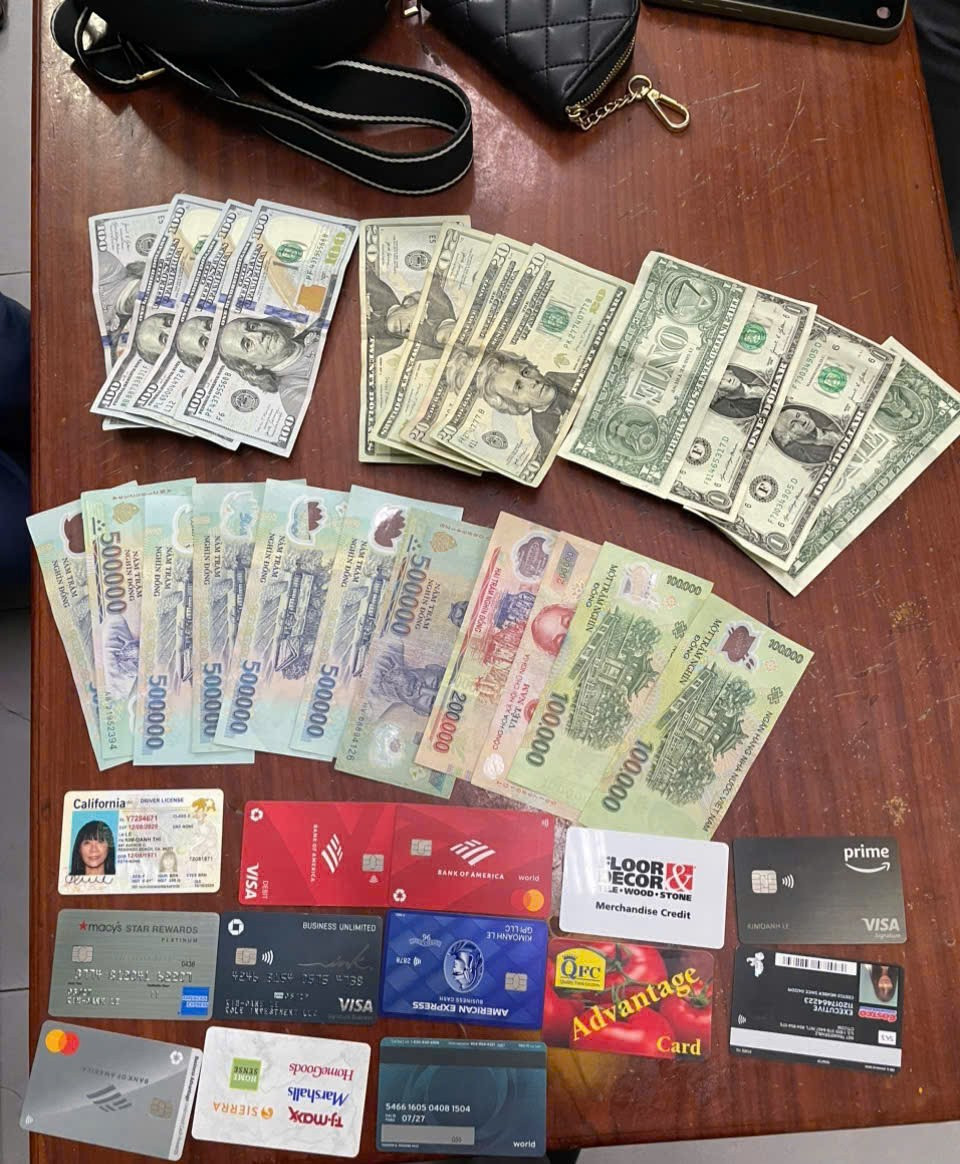 Kh&aacute;ch đi t&agrave;u đ&atilde;ng tr&iacute; vứt bỏ cả g&oacute;i v&agrave;ng v&agrave;o th&ugrave;ng r&aacute;c- Ảnh 4.