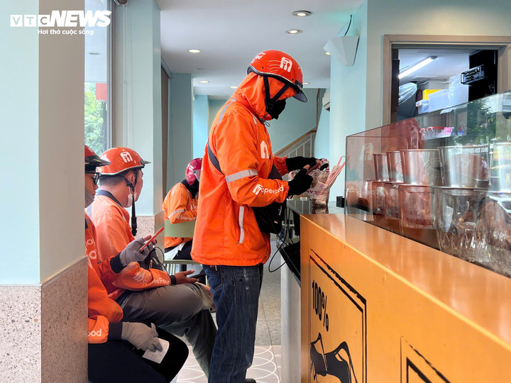 L&agrave;m việc xuy&ecirc;n Tết Dương lịch để c&oacute; th&ecirc;m thu nhập, bớt lo chi ti&ecirc;u- Ảnh 2.