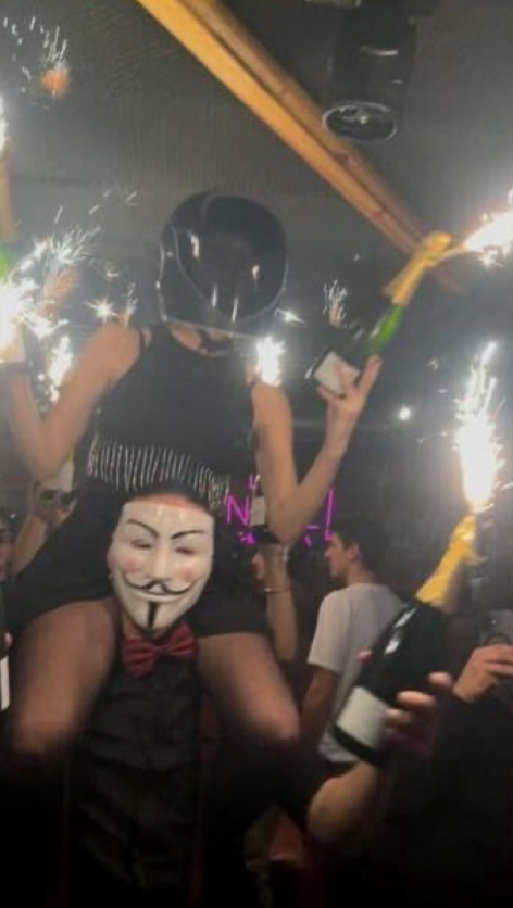 Thảm kịch đ&ecirc;m giao thừa khiến 155 người thương vong tại Thuỵ Sĩ: &Aacute;m ảnh khoảnh khắc qu&aacute;n bar ph&aacute;t nổ- Ảnh 2.