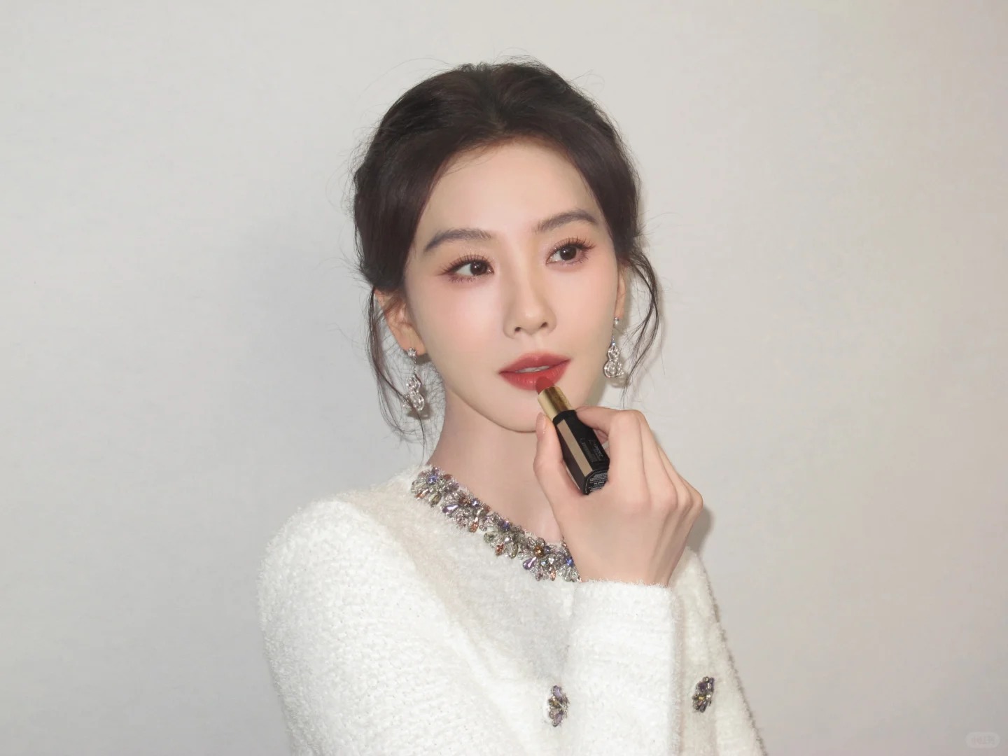 3 m&agrave;u son khai vận 2026: T&ocirc; l&ecirc;n l&agrave; sang, cười l&ecirc;n l&agrave; lộc- Ảnh 1.