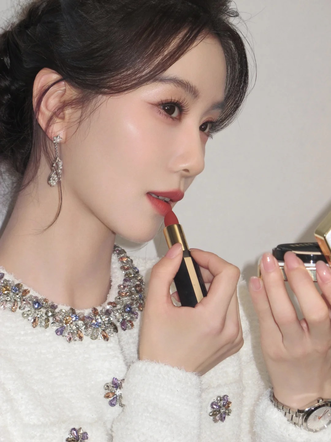 3 m&agrave;u son khai vận 2026: T&ocirc; l&ecirc;n l&agrave; sang, cười l&ecirc;n l&agrave; lộc- Ảnh 3.