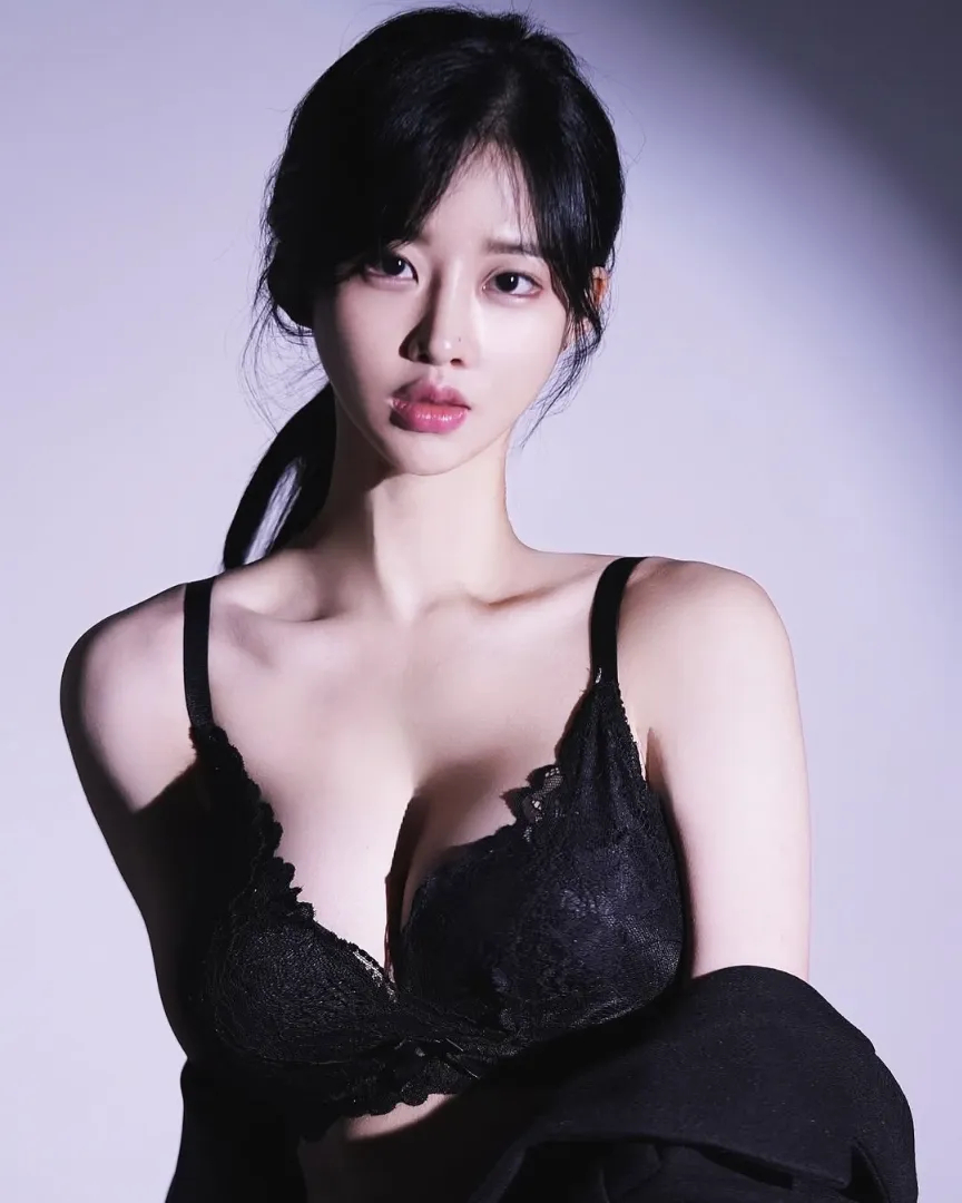 Nữ diễn vi&ecirc;n đẹp như ti&ecirc;n l&aacute;i &ocirc; t&ocirc; đ&acirc;m v&agrave;o cột điện, bị bắt khẩn cấp- Ảnh 1.