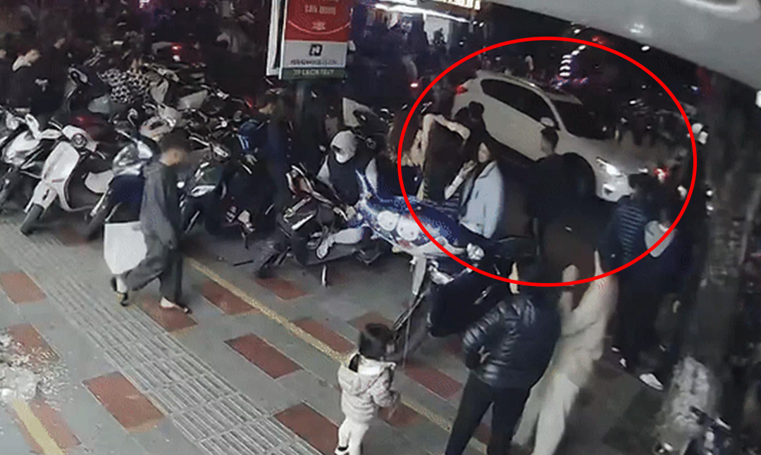 Vụ ô tô lùi vào đám đông ở Hải Phòng: Đôi vợ chồng thoát chết gang tấc trong ngày cuối năm- Ảnh 1. Vụ ô tô lùi vào đám đông ở Hải Phòng: Đôi vợ chồng thoát chết gang tấc trong ngày cuối năm- Ảnh 1.