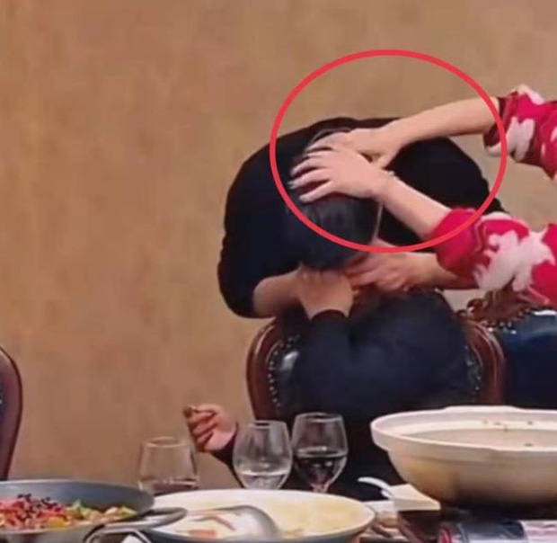 Đi họp lớp đầu năm mới gặp lại c&ocirc; g&aacute;i m&igrave;nh từng ruồng bỏ năm xưa, t&ocirc;i ph&aacute;t hiện b&iacute; mật sốc về vợ m&igrave;nh- Ảnh 1.