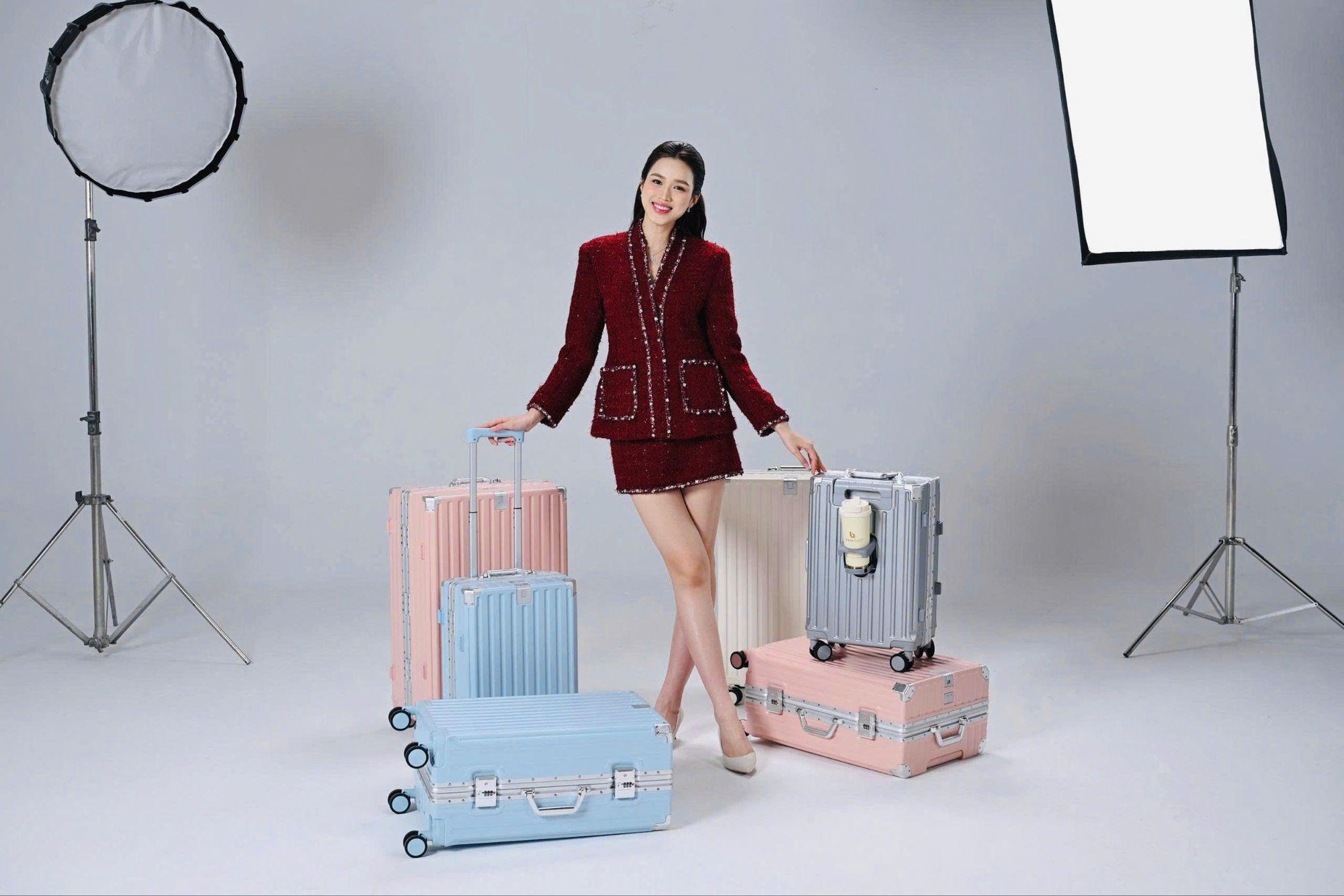 Netizen x&ocirc;n xao trước khoảnh khắc Đỗ Thị H&agrave; k&eacute;o vali về nh&agrave;, điều ph&iacute;a sau khiến nhiều người bất ngờ- Ảnh 1.