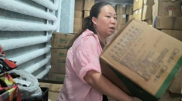 Ph&aacute;t hiện tiếng động lạ trong kho h&agrave;ng 1 c&ocirc;ng ty, thanh ni&ecirc;n mặc đồ shipper h&agrave;nh động nhanh chưa từng thấy- Ảnh 1.