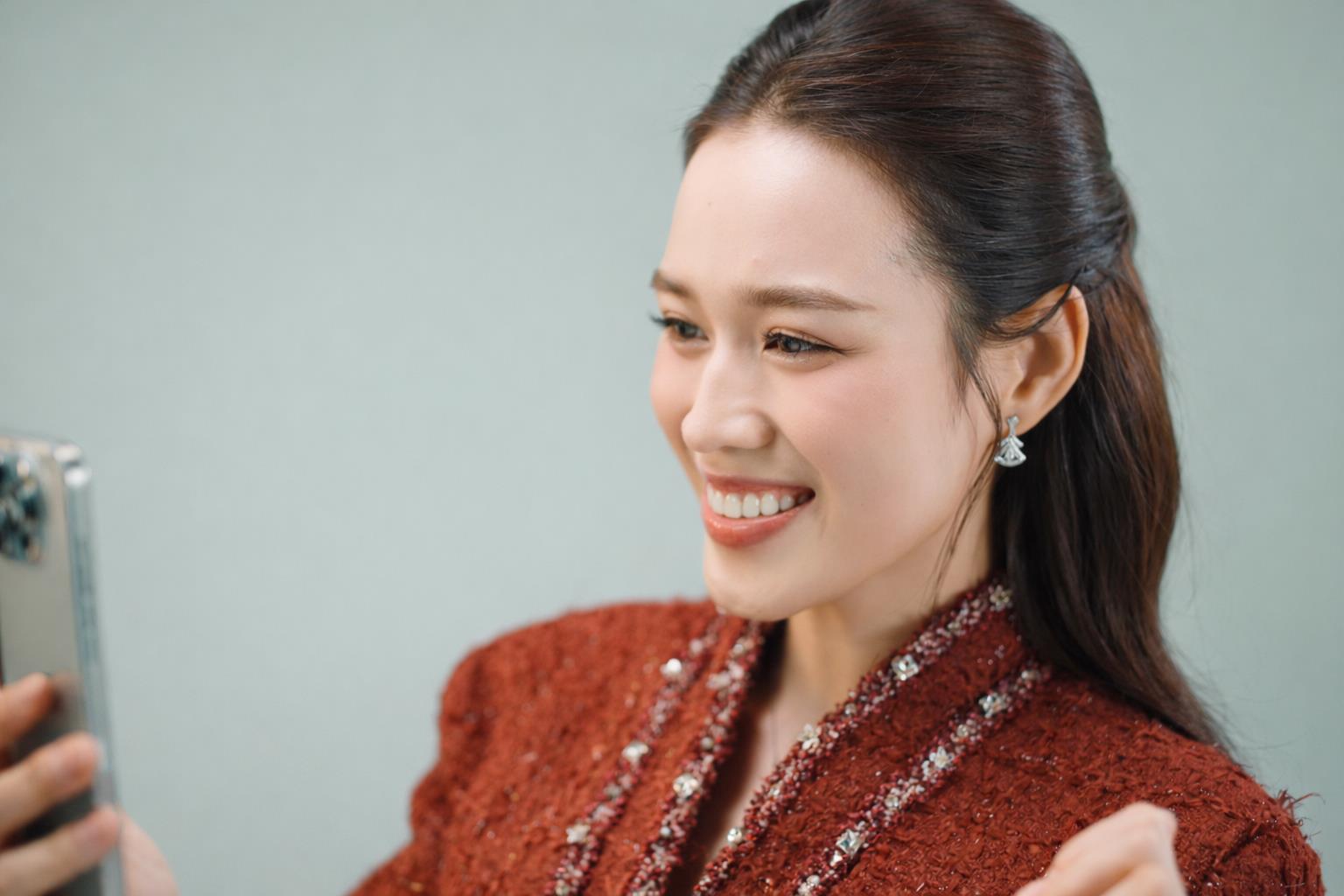 Netizen x&ocirc;n xao trước khoảnh khắc Đỗ Thị H&agrave; k&eacute;o vali về nh&agrave;, điều ph&iacute;a sau khiến nhiều người bất ngờ- Ảnh 2.