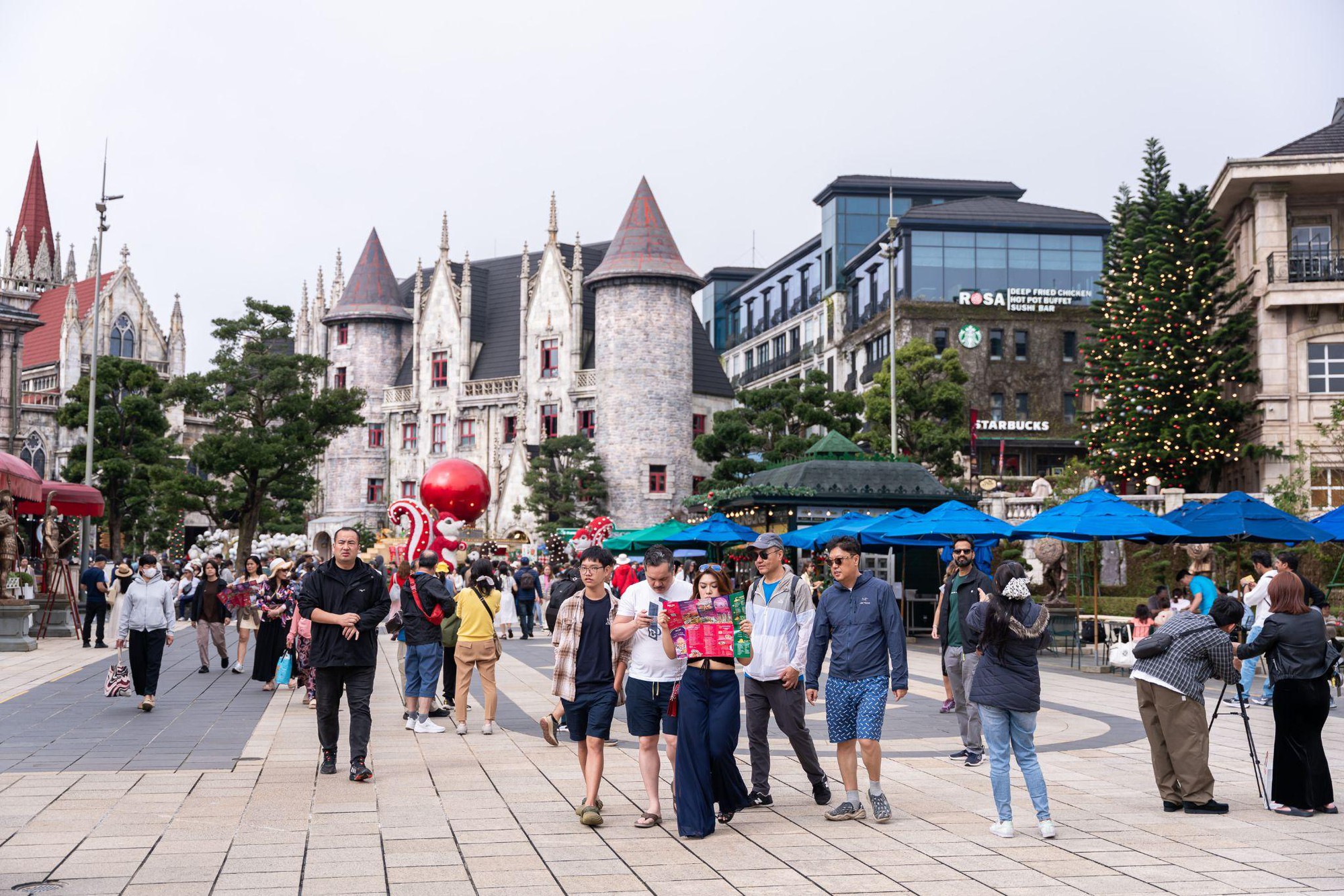 Sun World Ba Na Hills n&aacute;o nhiệt du kh&aacute;ch những ng&agrave;y đầu năm 2026- Ảnh 9.