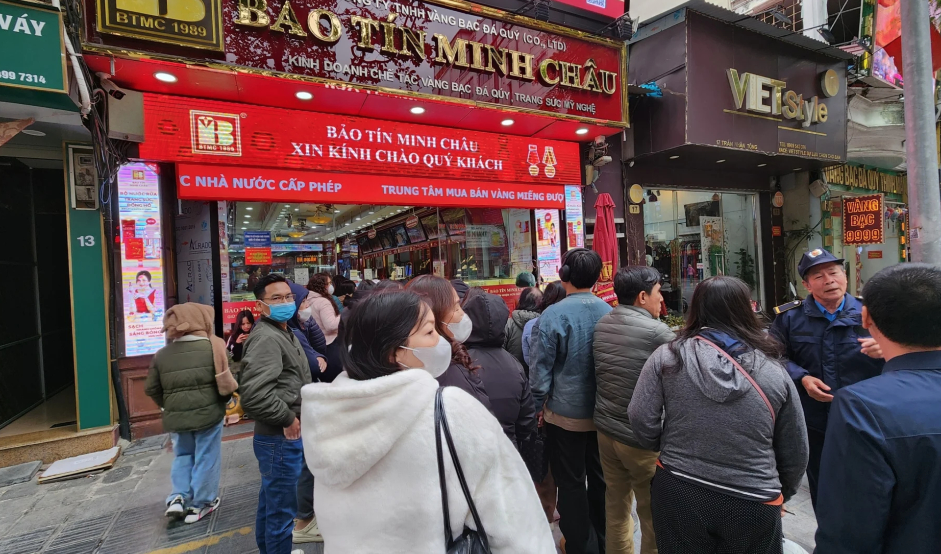 R&uacute;t tiết kiệm "tất tay" 50 chỉ v&agrave;ng l&uacute;c đỉnh, người phụ nữ ở H&agrave; Nội nhận c&aacute;i kết bất ngờ sau hơn 2 th&aacute;ng- Ảnh 1.