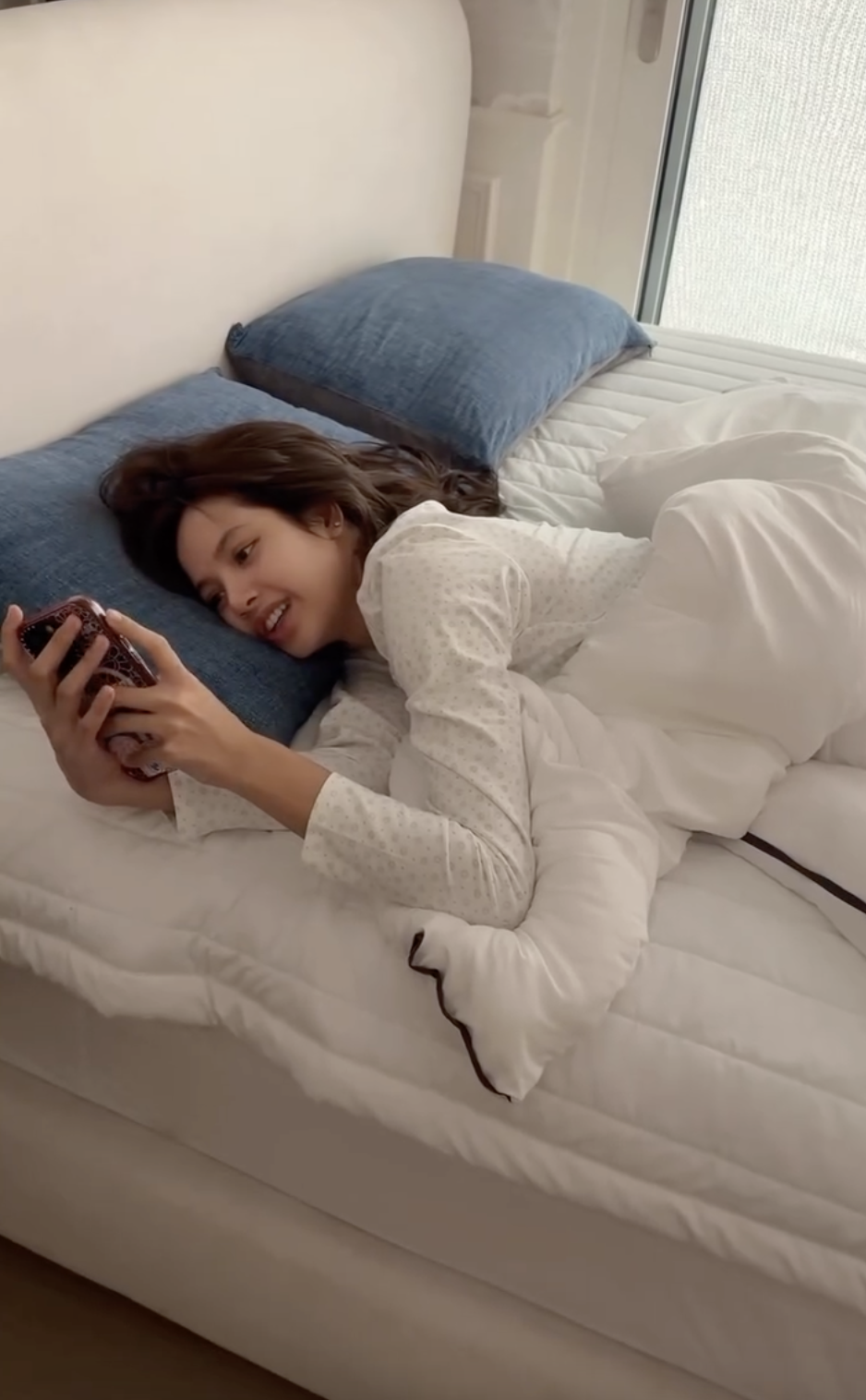 Lisa khoe ly nước dưỡng nhan với 106 triệu người v&agrave;o s&aacute;ng m&ugrave;ng 1- Ảnh 1.