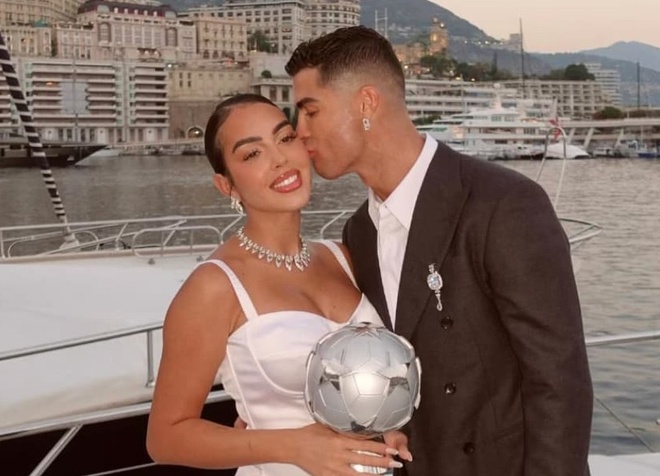 Ronaldo cưới cô gái nhà nghèo, đám cưới được mong chờ nhất năm 2026- Ảnh 1. Ronaldo cưới cô gái nhà nghèo, đám cưới được mong chờ nhất năm 2026- Ảnh 1.