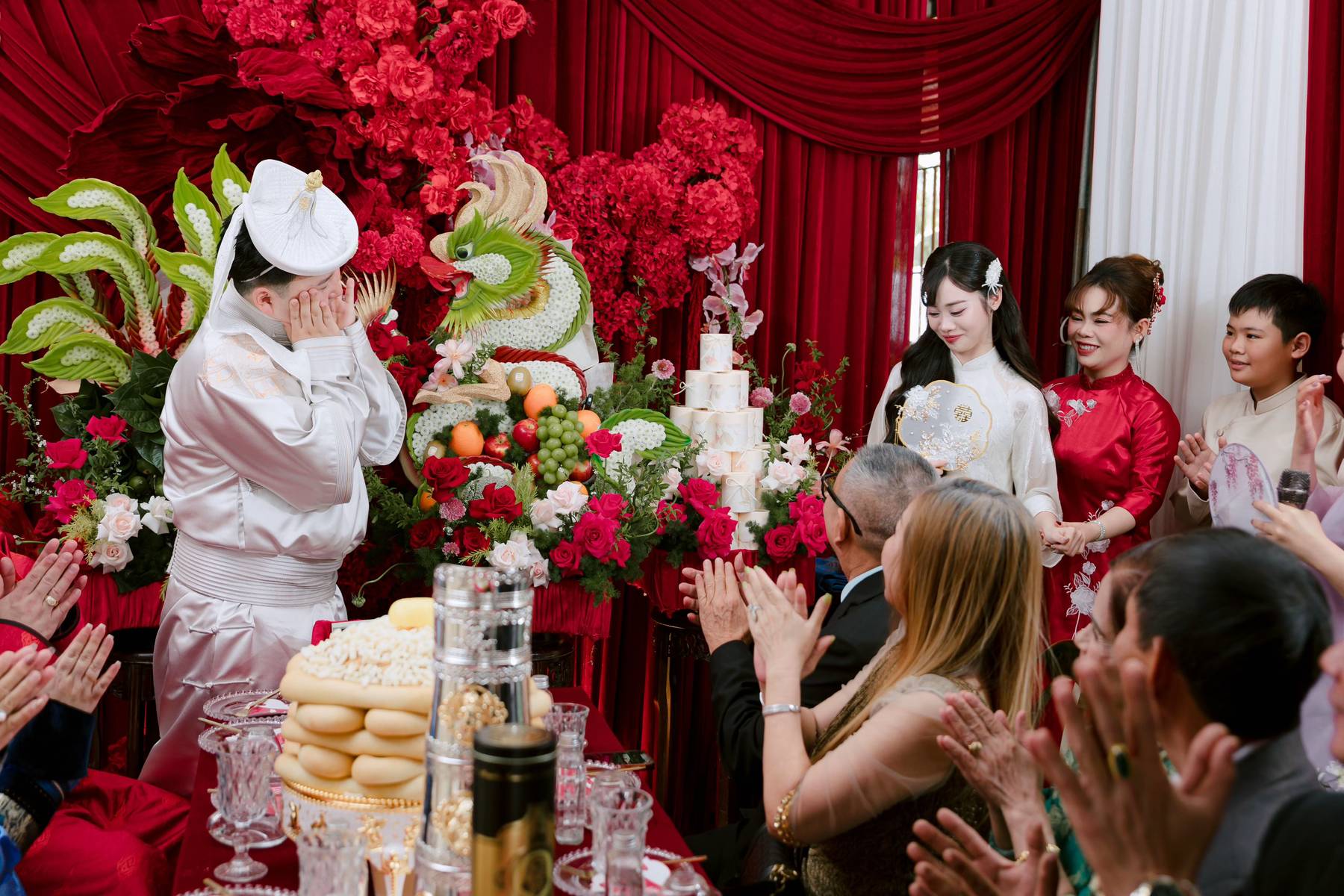 Triệu người lần đầu thấy cô gái Việt lấy chồng Mông Cổ: 12 tráp ăn hỏi, sinh lễ có giày hiệu, tiền, vàng- Ảnh 6. Triệu người lần đầu thấy cô gái Việt lấy chồng Mông Cổ: 12 tráp ăn hỏi, sinh lễ có giày hiệu, tiền, vàng- Ảnh 6.