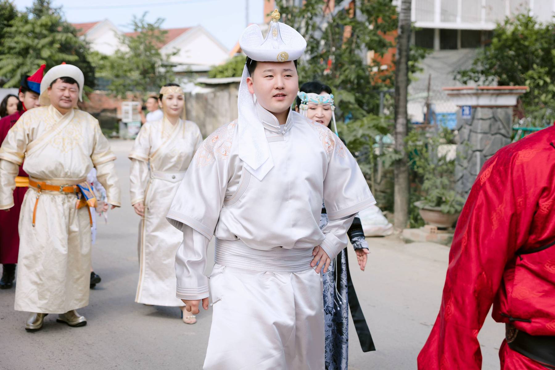 Triệu người lần đầu thấy cô gái Việt lấy chồng Mông Cổ: 12 tráp ăn hỏi, sinh lễ có giày hiệu, tiền, vàng- Ảnh 2. Triệu người lần đầu thấy cô gái Việt lấy chồng Mông Cổ: 12 tráp ăn hỏi, sinh lễ có giày hiệu, tiền, vàng- Ảnh 2.