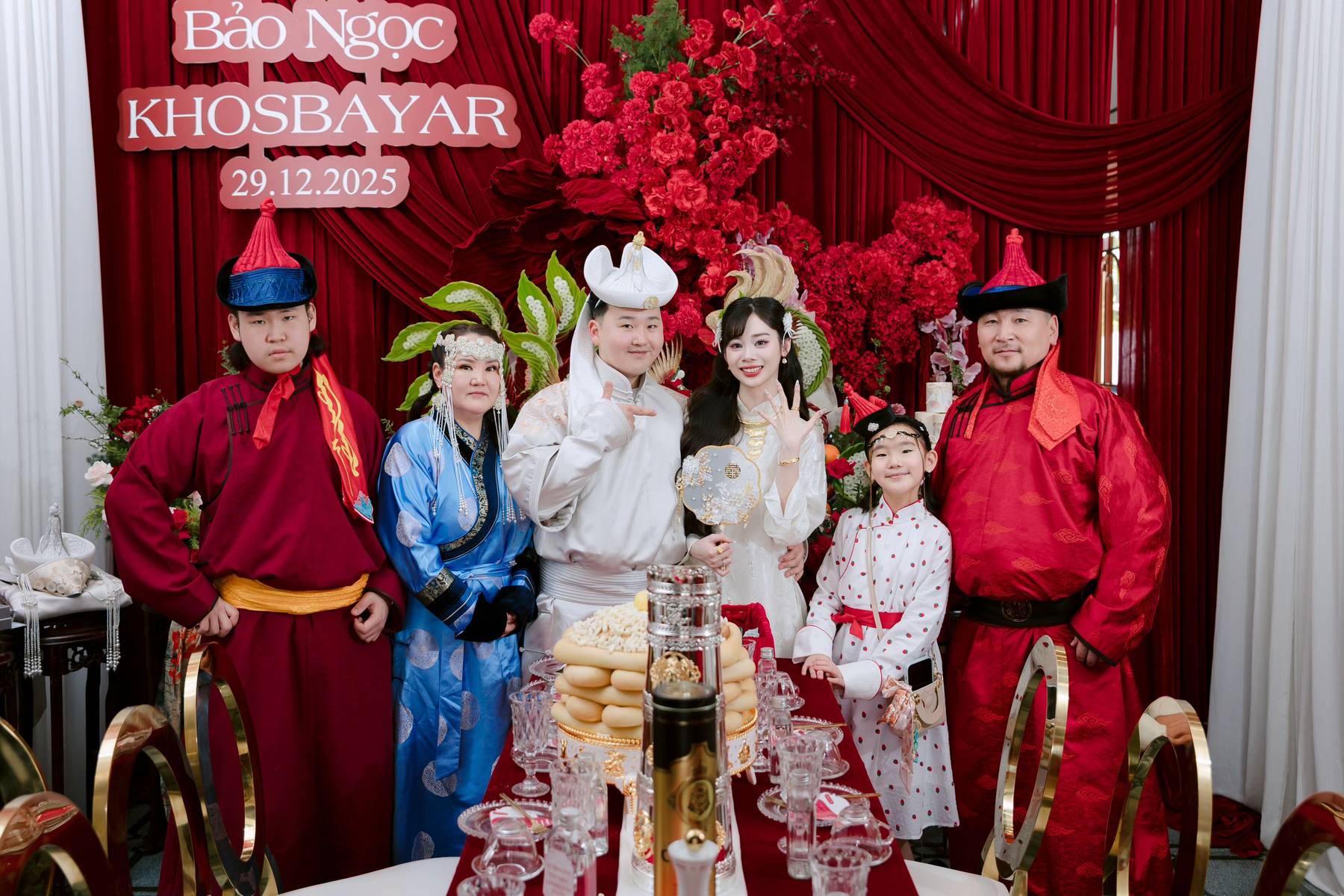 Triệu người lần đầu thấy cô gái Việt lấy chồng Mông Cổ: 12 tráp ăn hỏi, sinh lễ có giày hiệu, tiền, vàng- Ảnh 5. Triệu người lần đầu thấy cô gái Việt lấy chồng Mông Cổ: 12 tráp ăn hỏi, sinh lễ có giày hiệu, tiền, vàng- Ảnh 5.