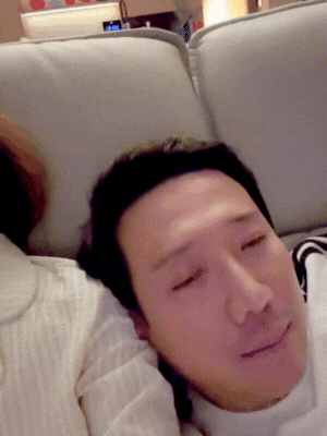 Hari Won không thể tin khi phát hiện Trấn Thành lại làm việc này lúc đang ngủ say- Ảnh 3. Hari Won không thể tin khi phát hiện Trấn Thành lại làm việc này lúc đang ngủ say- Ảnh 3.