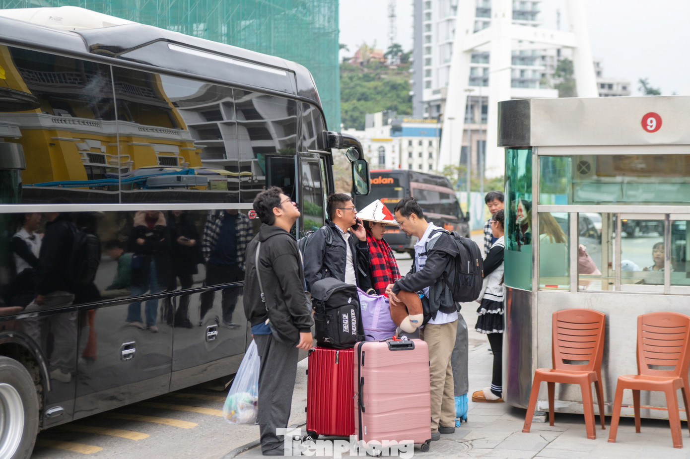 Đ&ocirc;ng nghịt kh&aacute;ch tham quan vịnh Hạ Long- Ảnh 4.