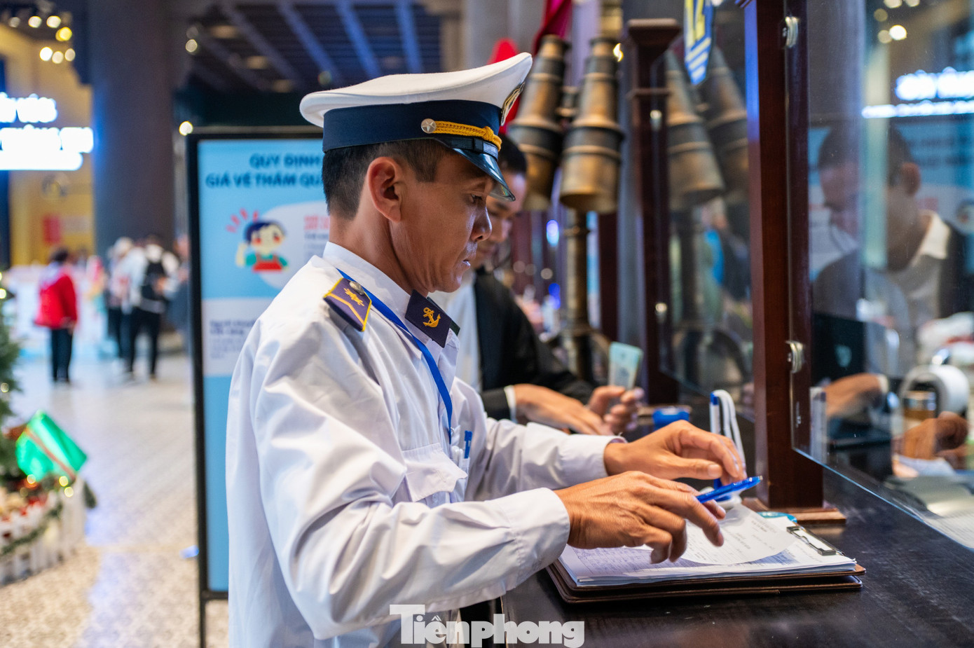 Đ&ocirc;ng nghịt kh&aacute;ch tham quan vịnh Hạ Long- Ảnh 7.