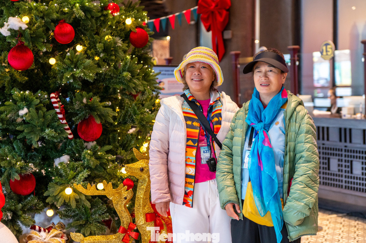 Đ&ocirc;ng nghịt kh&aacute;ch tham quan vịnh Hạ Long- Ảnh 12.