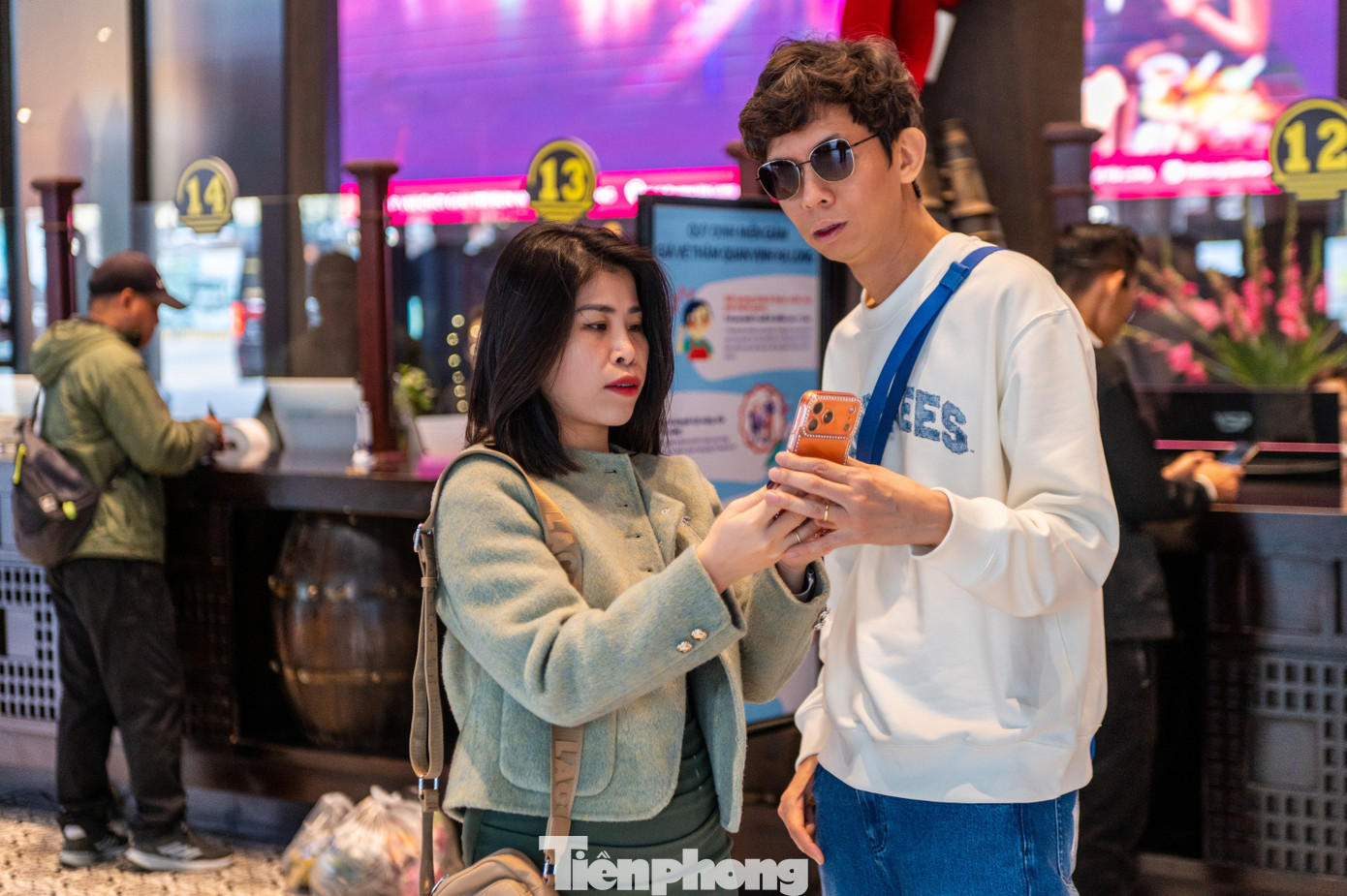 Đ&ocirc;ng nghịt kh&aacute;ch tham quan vịnh Hạ Long- Ảnh 13.