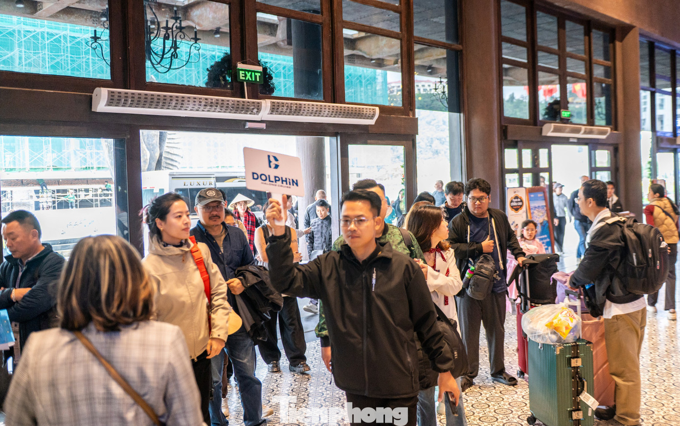 Đ&ocirc;ng nghịt kh&aacute;ch tham quan vịnh Hạ Long- Ảnh 8.