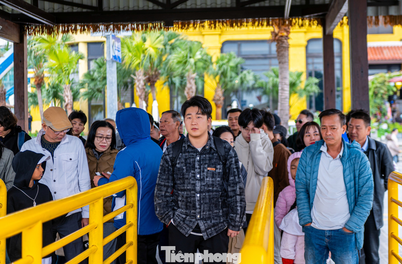 Đ&ocirc;ng nghịt kh&aacute;ch tham quan vịnh Hạ Long- Ảnh 15.