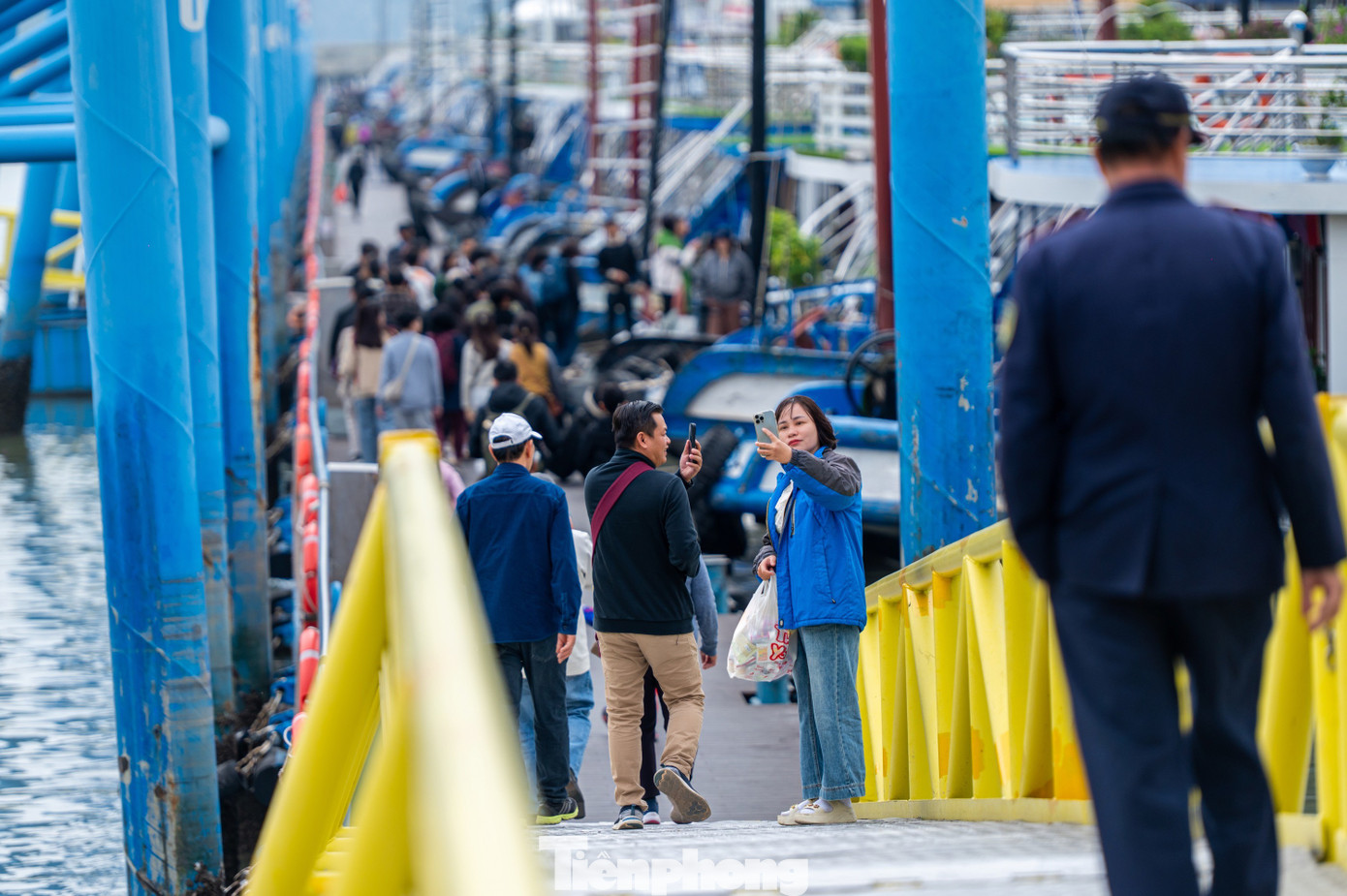 Đ&ocirc;ng nghịt kh&aacute;ch tham quan vịnh Hạ Long- Ảnh 10.