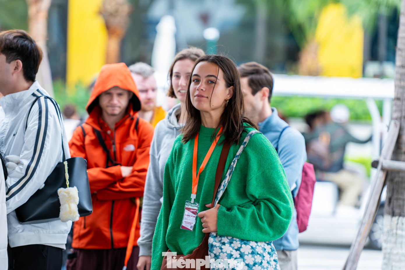 Đ&ocirc;ng nghịt kh&aacute;ch tham quan vịnh Hạ Long- Ảnh 14.