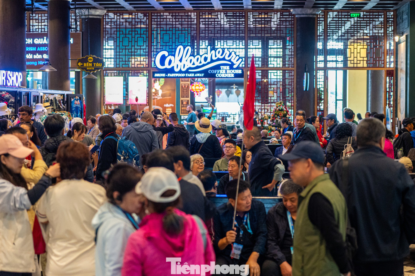 Đ&ocirc;ng nghịt kh&aacute;ch tham quan vịnh Hạ Long- Ảnh 21.