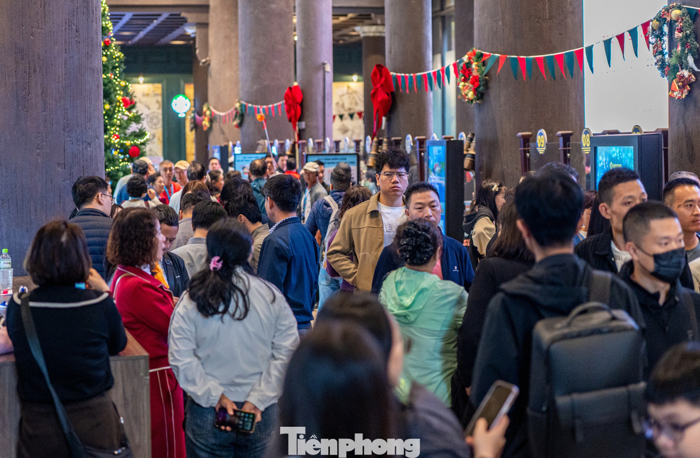 Đ&ocirc;ng nghịt kh&aacute;ch tham quan vịnh Hạ Long- Ảnh 2.