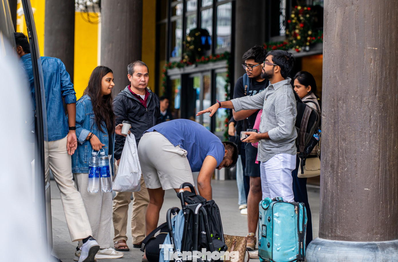 Đ&ocirc;ng nghịt kh&aacute;ch tham quan vịnh Hạ Long- Ảnh 5.
