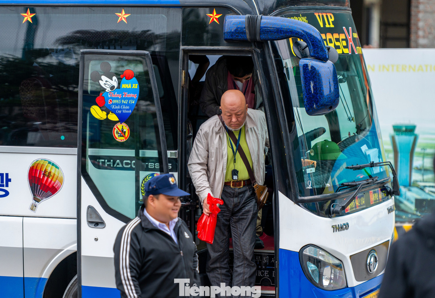 Đ&ocirc;ng nghịt kh&aacute;ch tham quan vịnh Hạ Long- Ảnh 6.