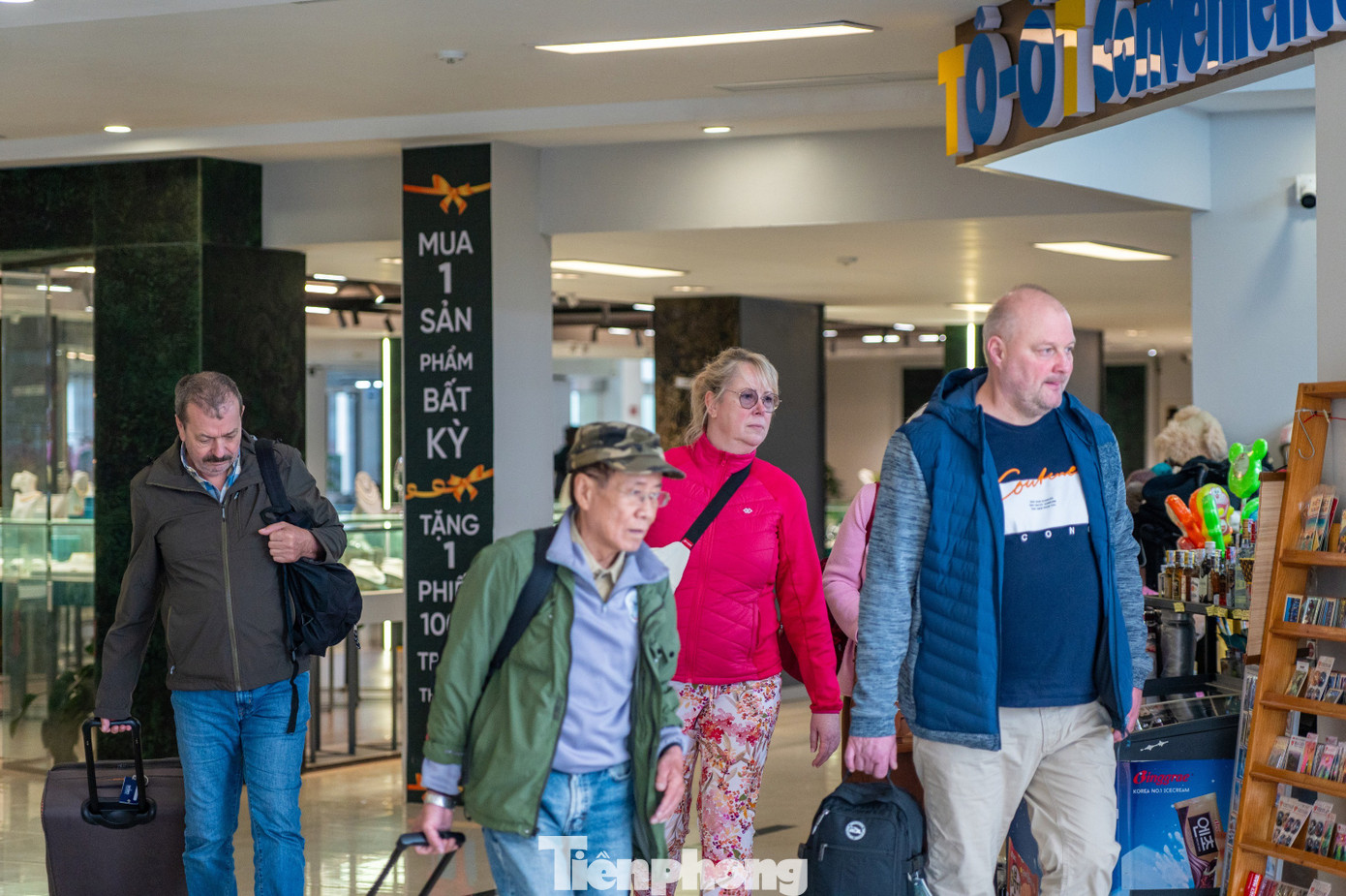 Đ&ocirc;ng nghịt kh&aacute;ch tham quan vịnh Hạ Long- Ảnh 17.