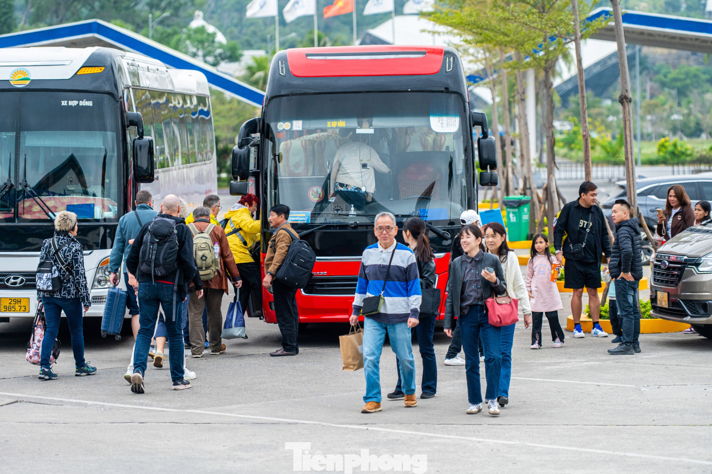 Đ&ocirc;ng nghịt kh&aacute;ch tham quan vịnh Hạ Long- Ảnh 16.