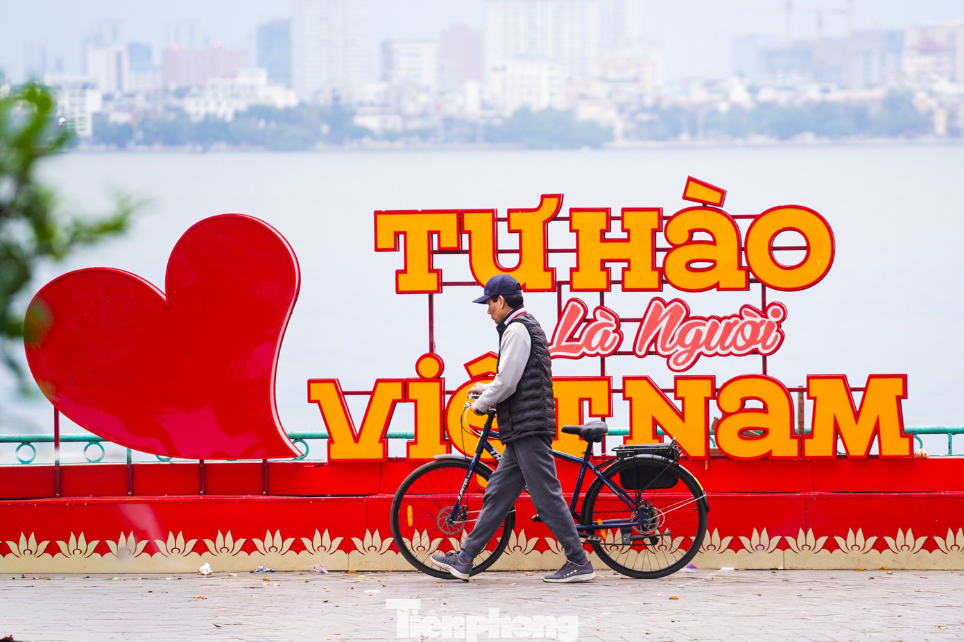 Gi&oacute; m&ugrave;a về, c&aacute;c điểm vui chơi trong nh&agrave; đ&ocirc;ng nghẹt ng&agrave;y thứ hai nghỉ lễ- Ảnh 3.