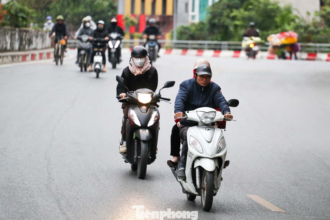 Gi&oacute; m&ugrave;a về, c&aacute;c điểm vui chơi trong nh&agrave; đ&ocirc;ng nghẹt ng&agrave;y thứ hai nghỉ lễ- Ảnh 13.