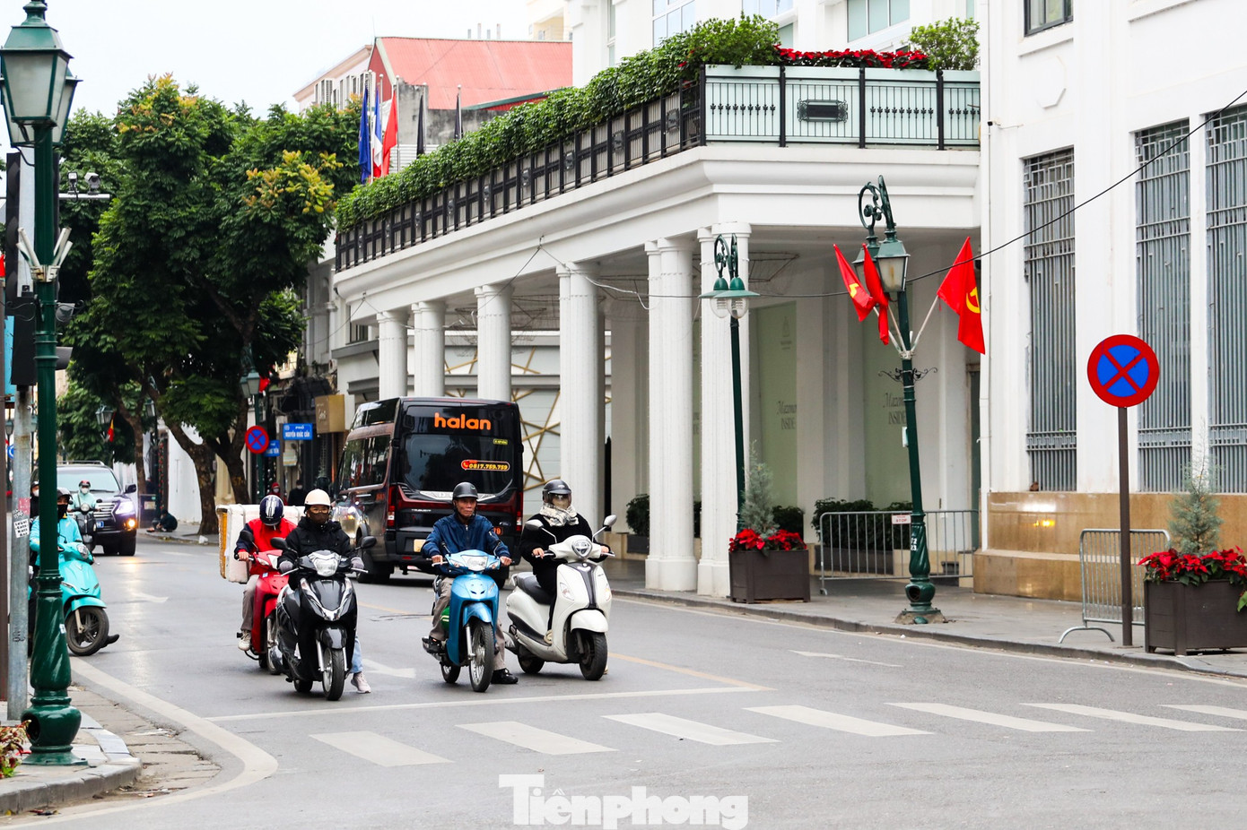 Gi&oacute; m&ugrave;a về, c&aacute;c điểm vui chơi trong nh&agrave; đ&ocirc;ng nghẹt ng&agrave;y thứ hai nghỉ lễ- Ảnh 2.