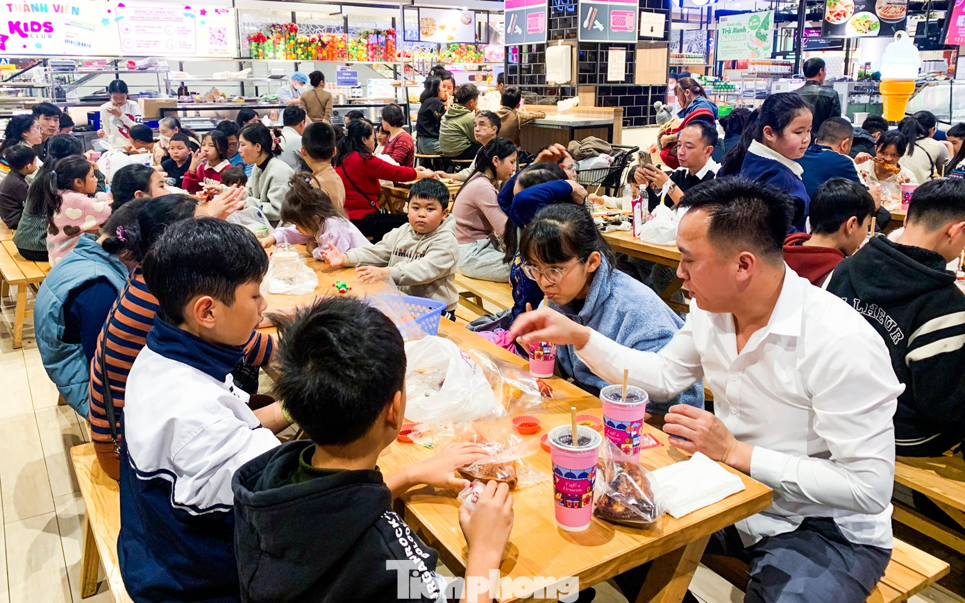 Gi&oacute; m&ugrave;a về, c&aacute;c điểm vui chơi trong nh&agrave; đ&ocirc;ng nghẹt ng&agrave;y thứ hai nghỉ lễ- Ảnh 6.