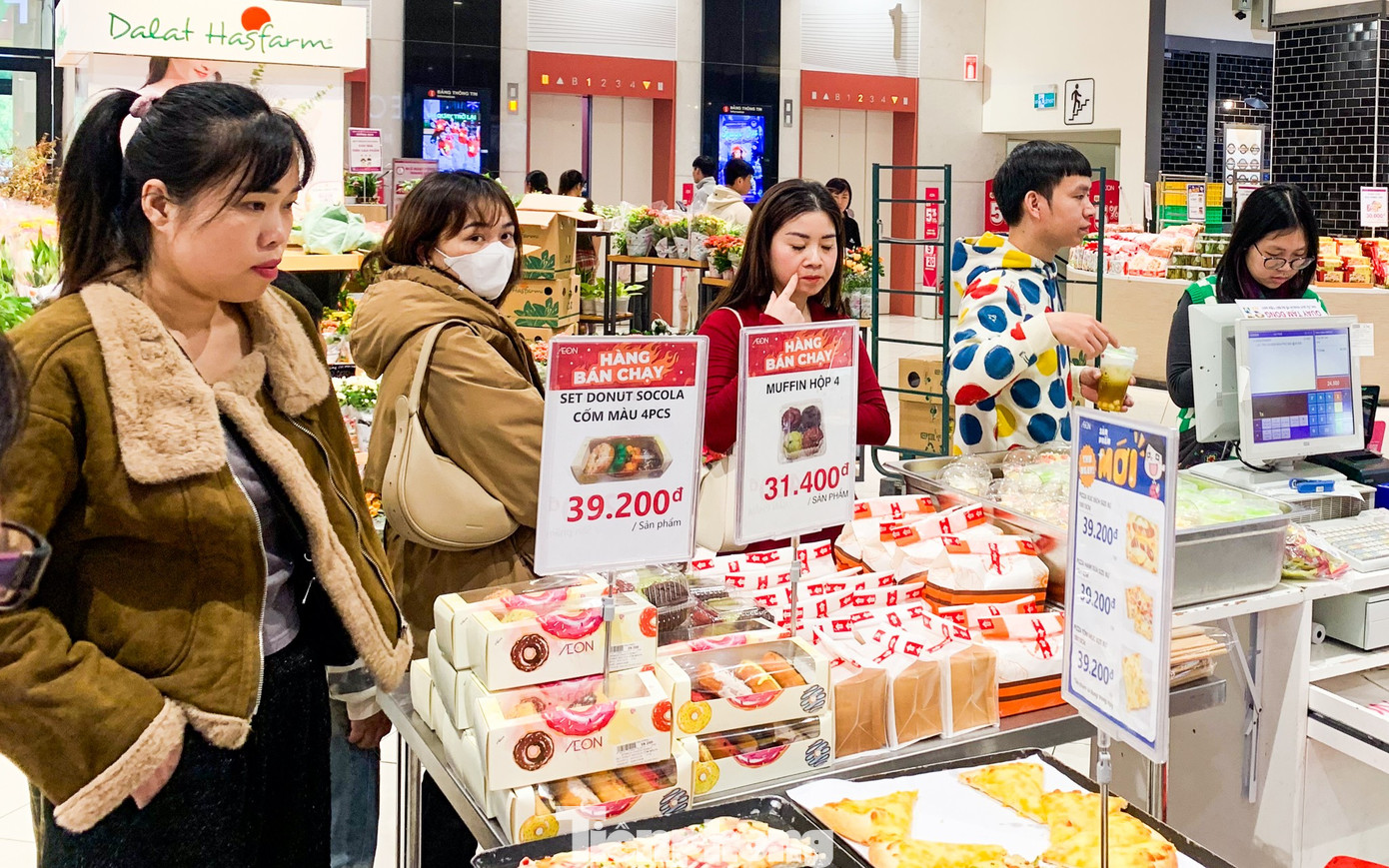 Gi&oacute; m&ugrave;a về, c&aacute;c điểm vui chơi trong nh&agrave; đ&ocirc;ng nghẹt ng&agrave;y thứ hai nghỉ lễ- Ảnh 8.