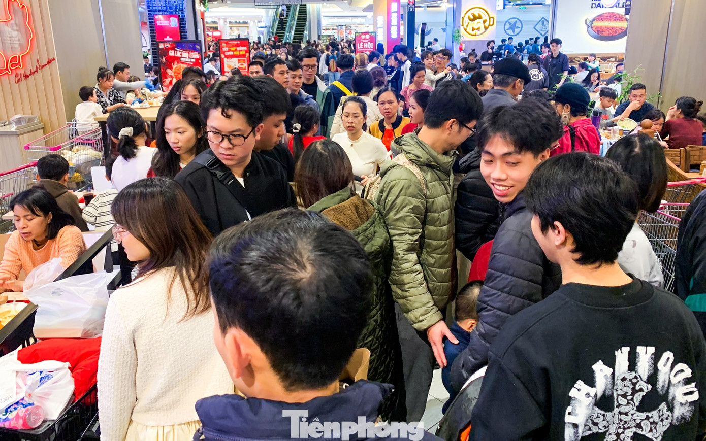 Gi&oacute; m&ugrave;a về, c&aacute;c điểm vui chơi trong nh&agrave; đ&ocirc;ng nghẹt ng&agrave;y thứ hai nghỉ lễ- Ảnh 5.