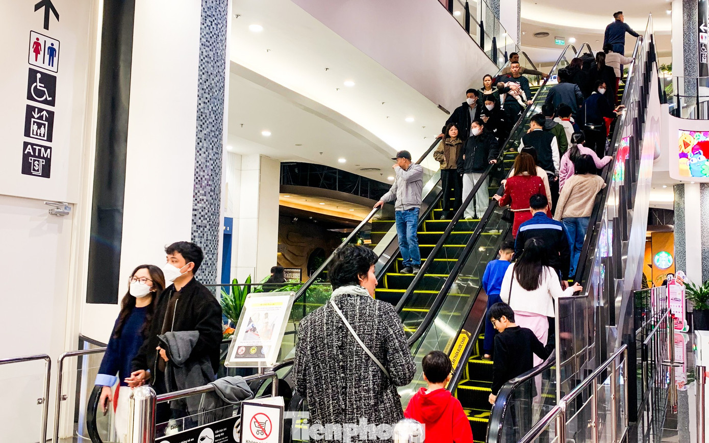 Gi&oacute; m&ugrave;a về, c&aacute;c điểm vui chơi trong nh&agrave; đ&ocirc;ng nghẹt ng&agrave;y thứ hai nghỉ lễ- Ảnh 9.